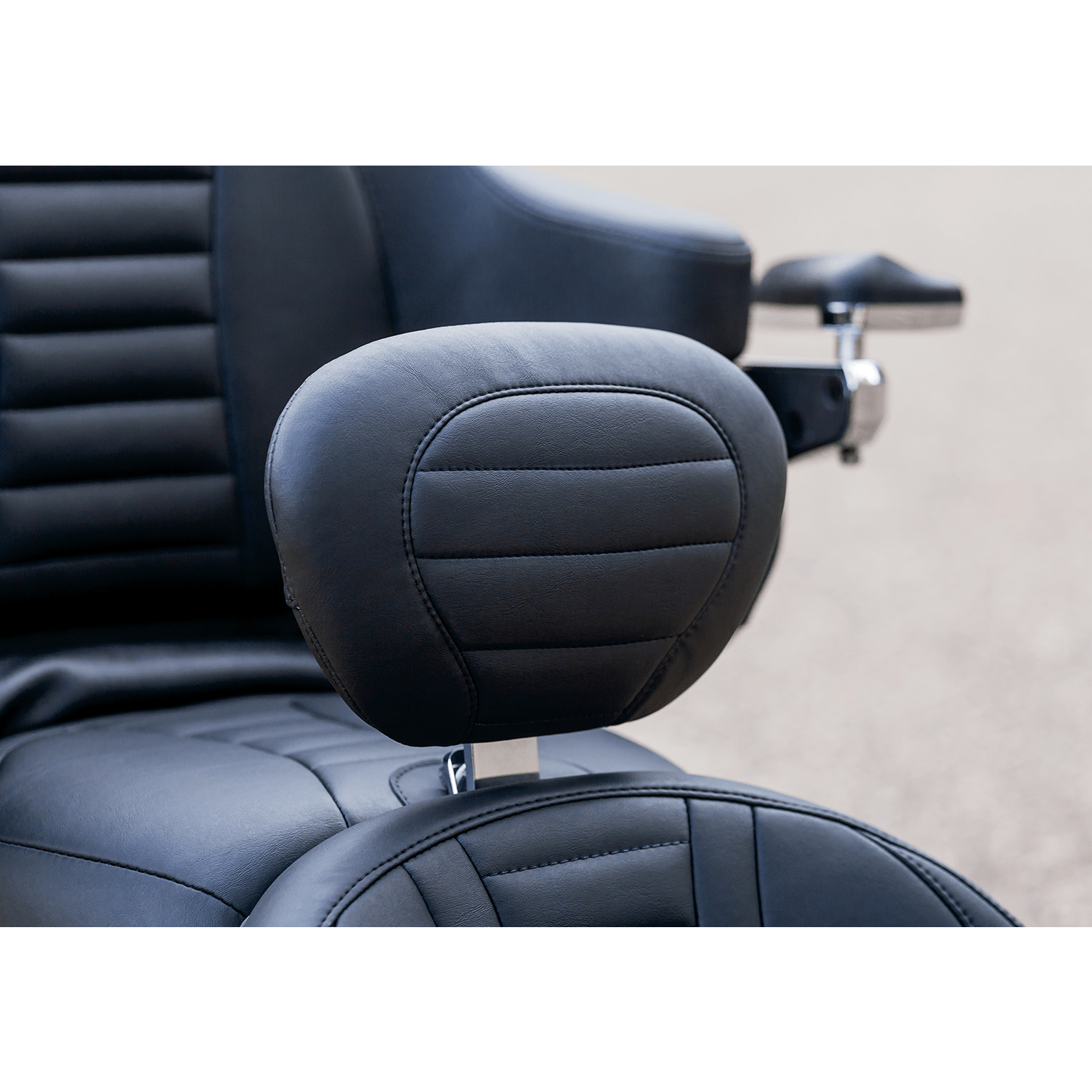 MUSTANG Removable Driver Backrest Tuck and Roll 79012