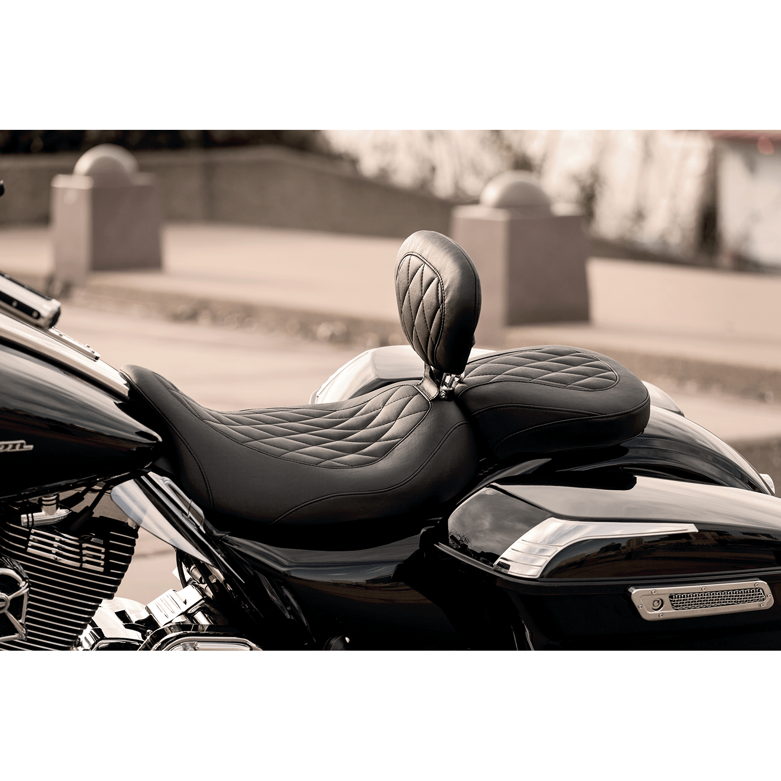 MUSTANG Wide Tripper™ Solo Seat With Removable Driver Backrest '08+ 79725